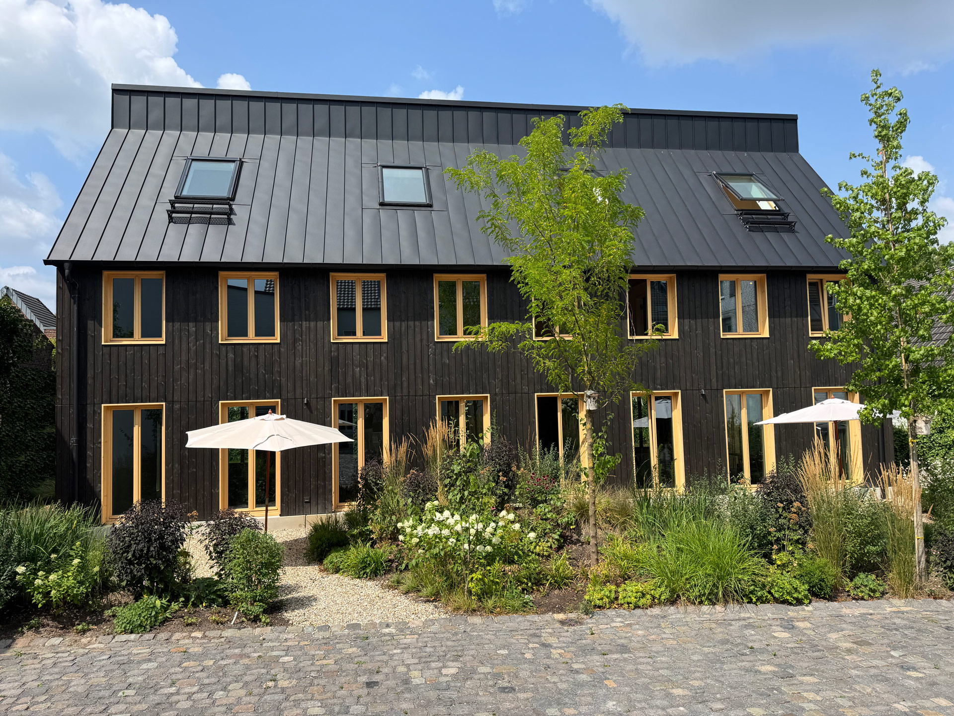 Wohlfühl-Idylle in Angermund: Zauberhaftes EFH! Umlaufendes Gartenrefugium mit altem Baumbestand!