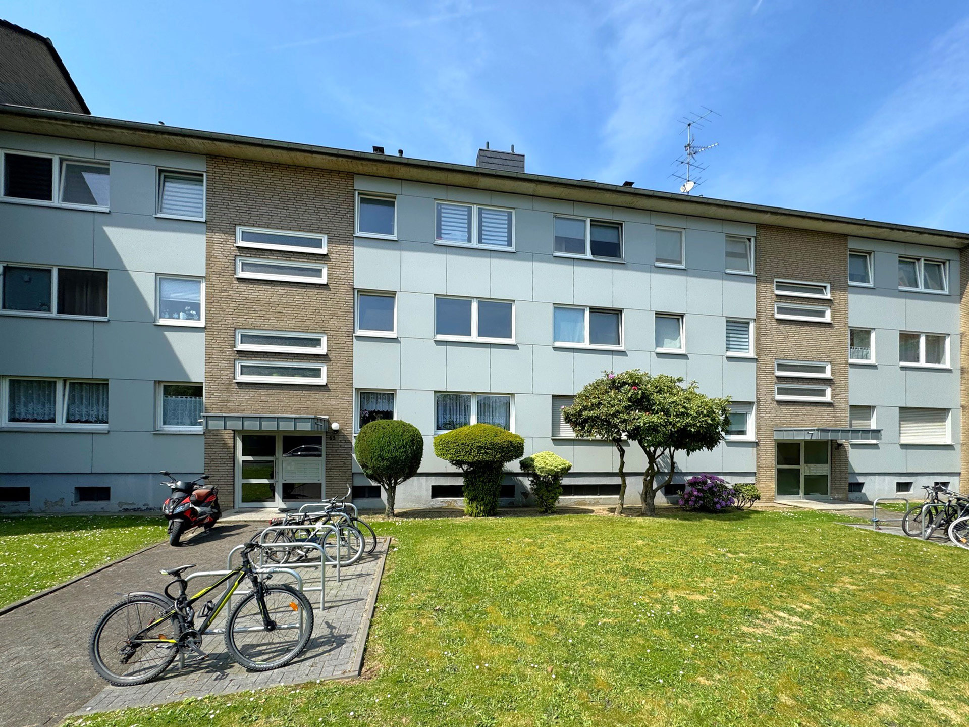 Attraktive Kapitalanlage: 2 MFH + Garagenhof! Top Paketpreis! Großes Mietsteigerungspotential!